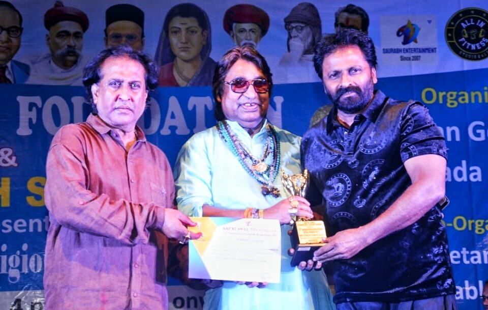 Cheetah Yajnesh Shetty honoured with 12th Maharashtra Prestigious Ratna Award-2021 By Music Director Dilip Sen 