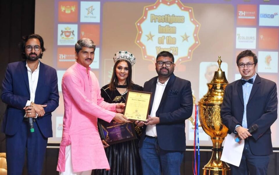 Surat's popular paparazzi Alnawaz Abjani felicitated at Kratos Club for his work during ‘Prestigious Indian of The Year 2021’ Award Function