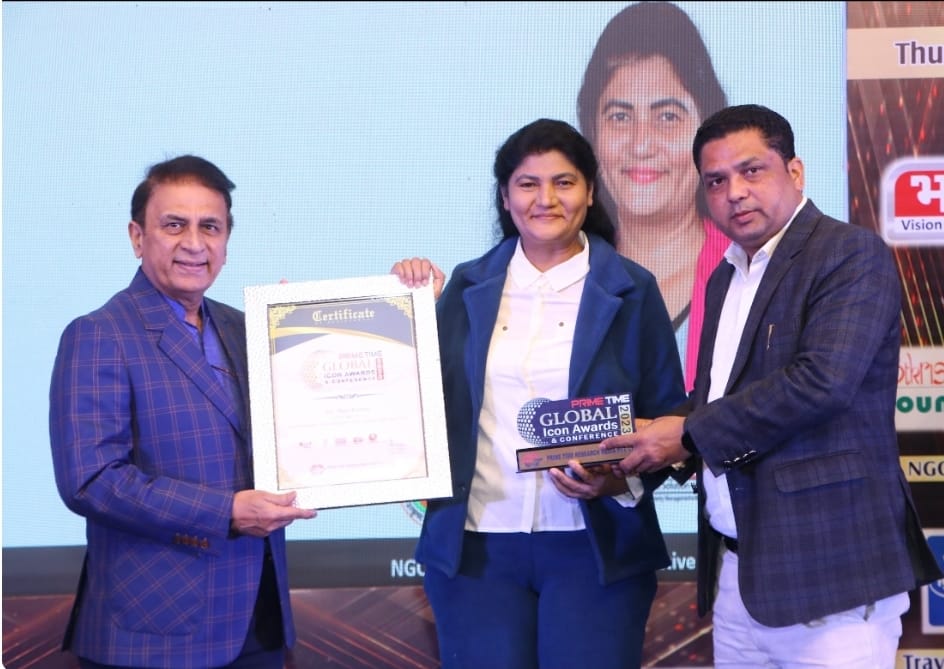 Thejo Kumari Received ‘Top Prestigious personality & Iconic Legend of the Year from the Cricketer Padmabhushan Sunil Gavaskar